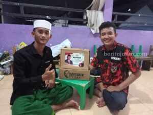 Ramadhan Ber-Sapma, Gerakan Berbagi SAPMA PP Jatim di Bulan Suci Pengurus SAPMA PP Jatim saat mendistribusikan bantuan untuk masyarakat di Surabaya.