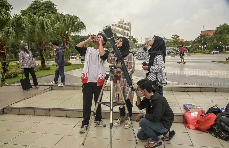 Warga Surabaya Saksikan Gerhana Matahari Hibrida di Balkot gerhana matahari