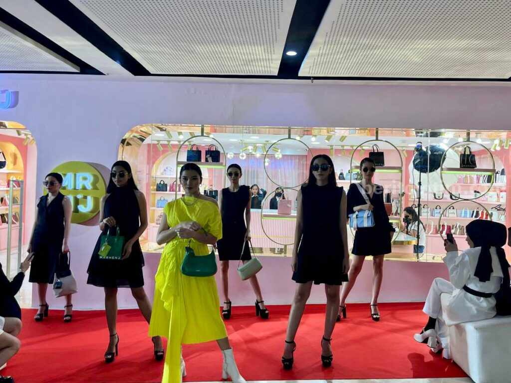 Ngabuburit Ala Marhen J, Tampilkan Fashion Show Koleksi Terbaru