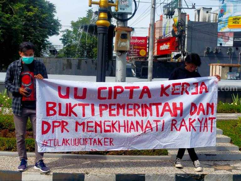 Bertemu Fraksi PDIP, PKB, PKS, GMNI Jember Tolak UU Ciptaker foto beritajatim