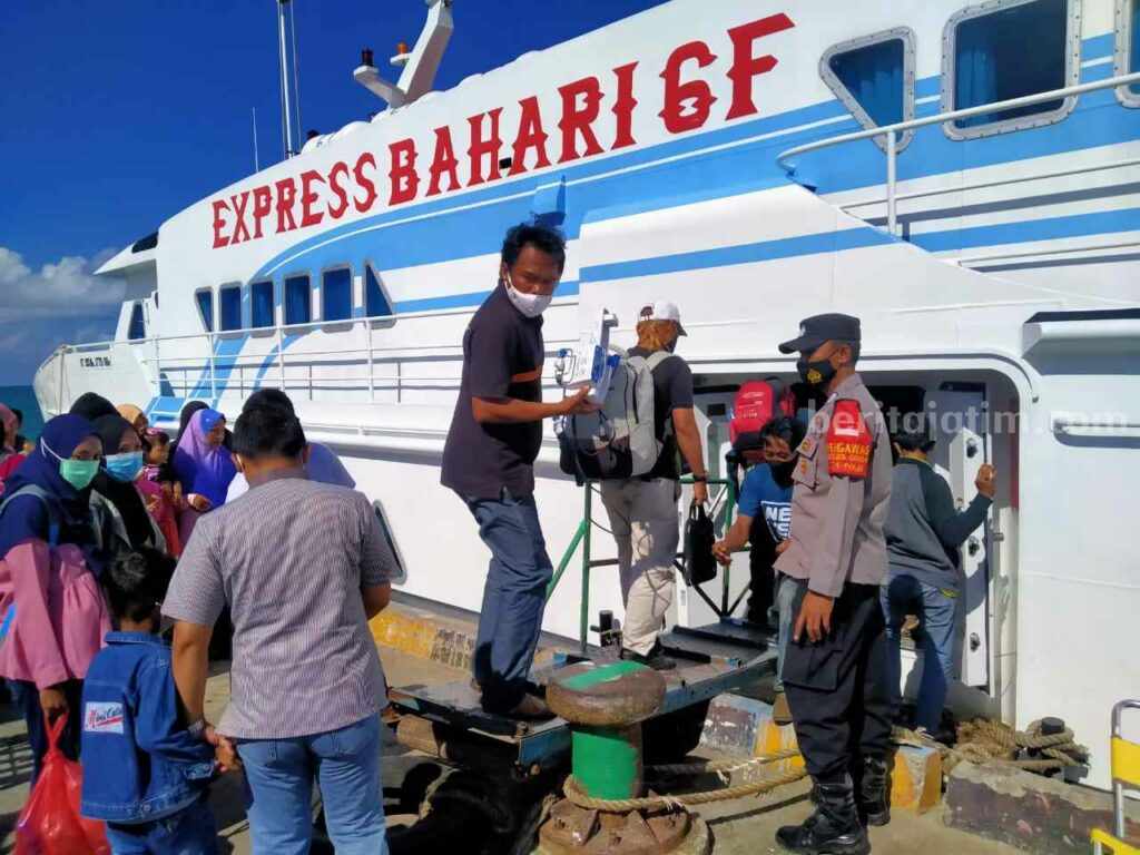 Penumpang sedang menaikan kapal cepat ekspress bahari 6F tujuan Pulau Bawean Gresik