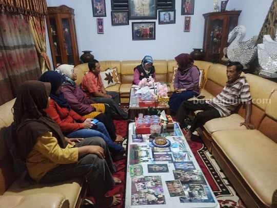 KPU Kota Blitar saat melakukan proses Coklit