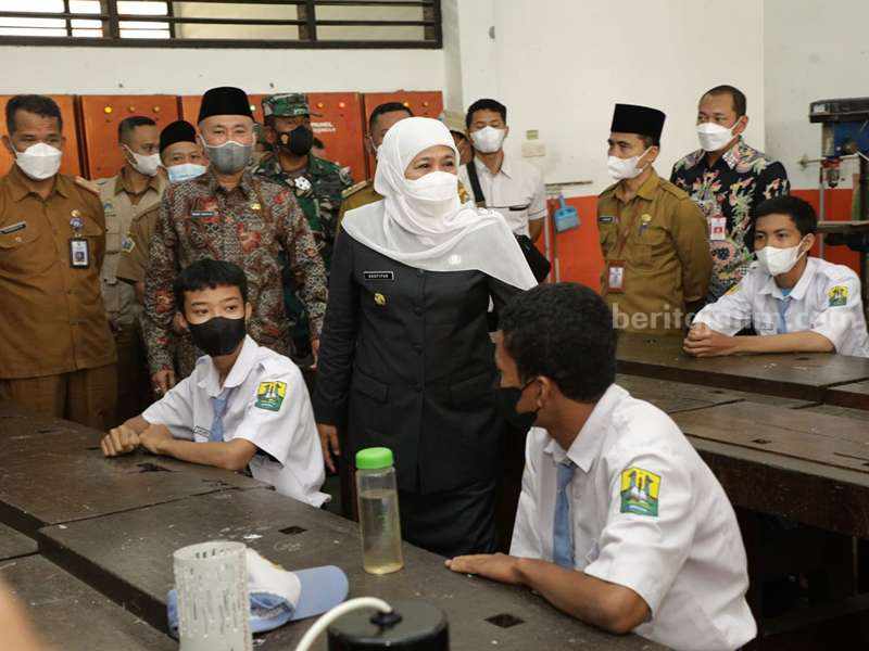 Gubernur Jatim Khofifah Indar Parawansa bersama Plt Kadindik Jatim Wahid Wahyudi meninjau proses pembelajaran