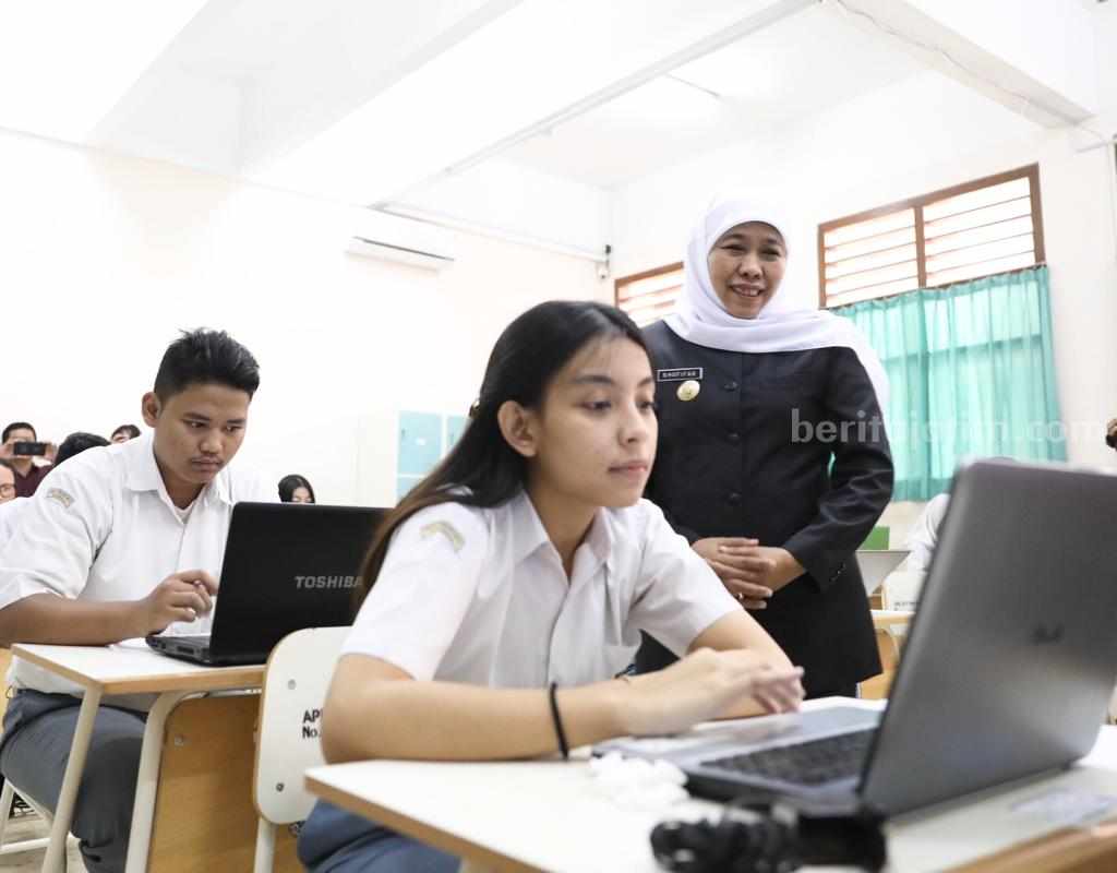 Kebijakan PPDB di Jatim Diapresiasi Tim Kemendikbudristek Gubernur Jatim Khofifah Indar Parawansa meninjau proses belajar mengajar di sekolah