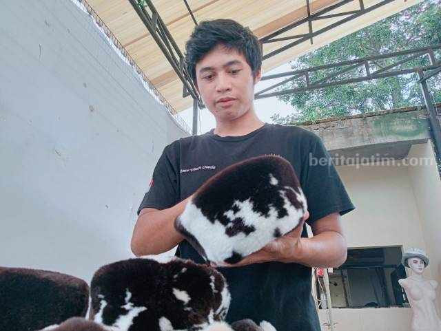 Proses pembuatan peci dari kulit kelinci di workshop milik Suryo Bagyo di Desa Ringinagung Kecamatan/Kabupaten Magetan.