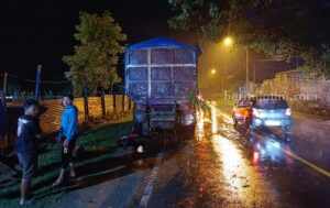Dumptruck yang parkir di tepi jalan