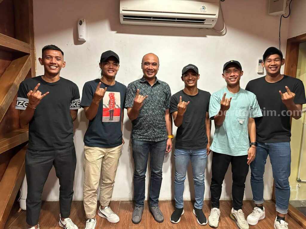 Manager operasional Gresik United Thoriqi Fajrin diapit sejumlah pemain baru