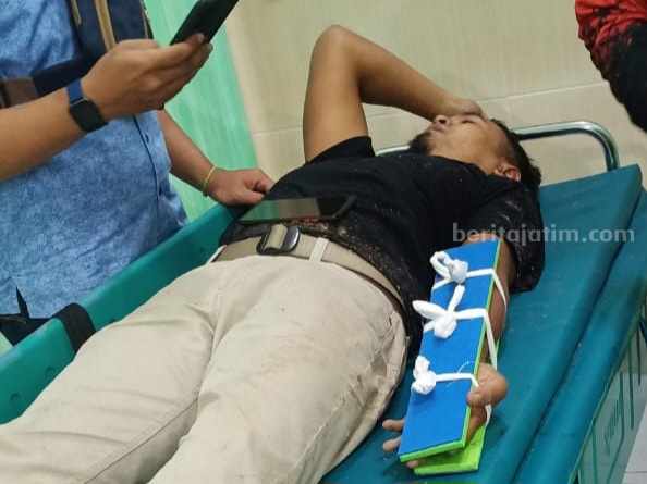 Anggota BPBD Ngawi Patah Tulang saat Tangani Pohon Tumbang pohon tumbang