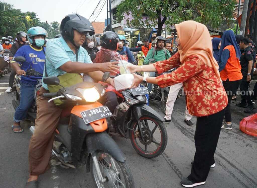 Wartawan Grahadi-BPBD Jatim Bagi Takjil dan Sosialisasi Perubahan Iklim