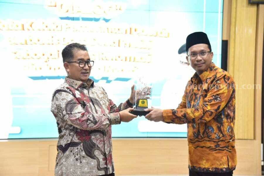 Bupati Gus Muhdlor serahkan cinderamata ke Dirjen Otoda Kemendagri R.I Dr. Akmal Malik