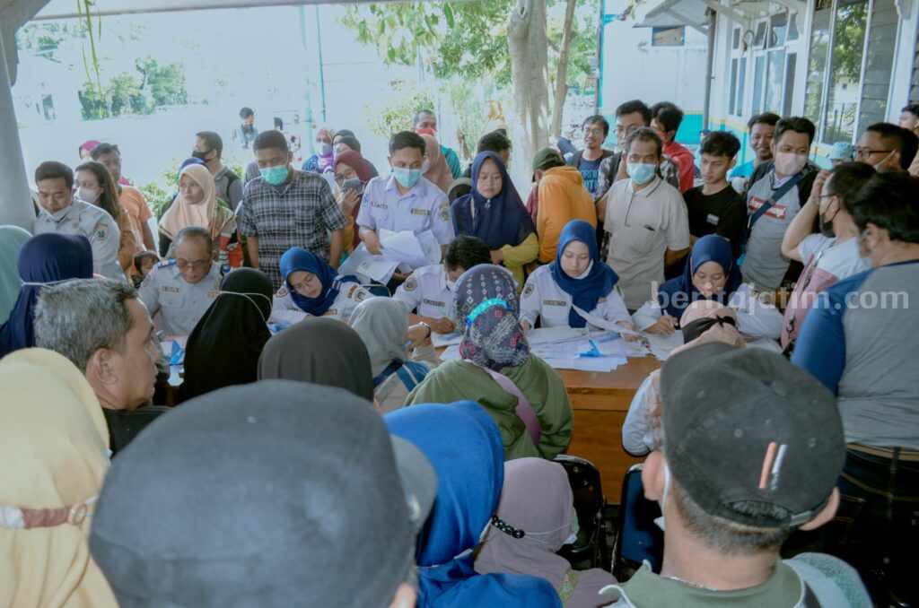Dishub Gresik Tambah Rute Mudik Gratis ke Pulau Madura Ratusan warga berjubel mendaftar mudik gratis di kantor Dishub Gresik