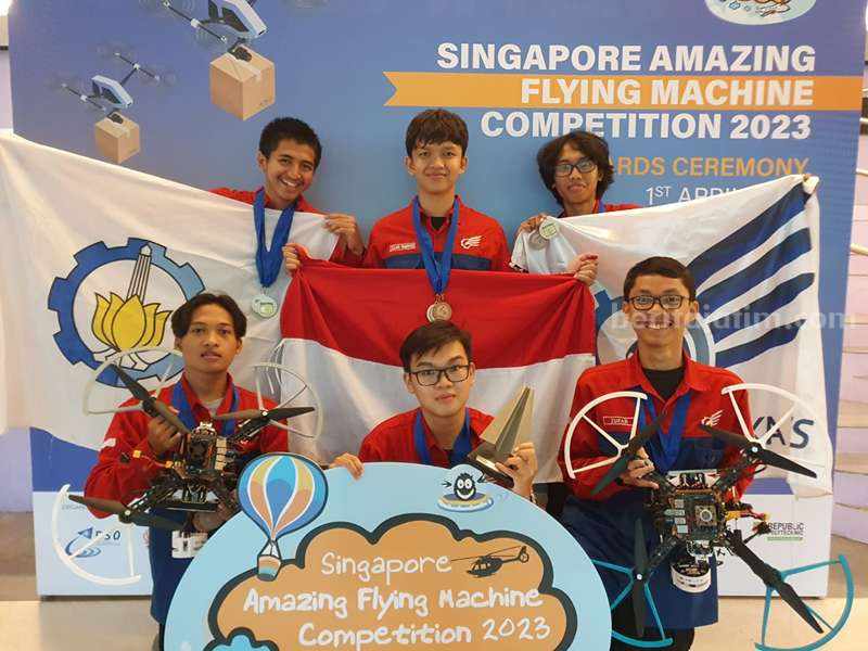 Dua Tim Robotik ITS Surabaya Kembali Juara Internasional Robotik ITS