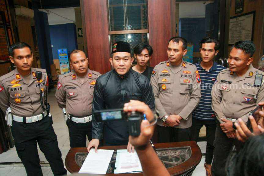 Kasatlantas Polrestabes Surabaya, AKBP Arif Fazrrulrahman saat rilis di Satpas Colombo, Senin (03/04/2023) malam. (Foto/ist)