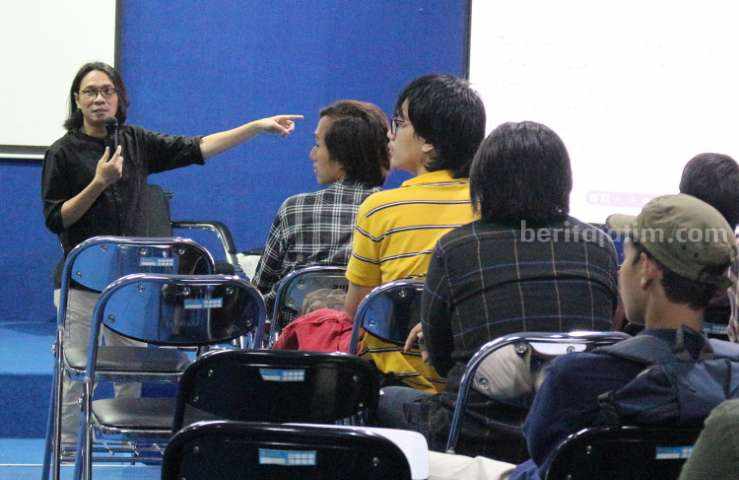 Mamuk Ismuntoro, Founde Matanesia dan Fotografer Pilar.id saat memberikan serangkaian materi kepada mahasiswa Stikosa AWS, Selasa (04/04/2023). (Foto/ist)