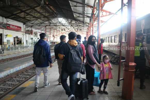 Lebaran 2023, Ini Daftar KA Tambahan yang Beroperasi pada Arus Mudik dan Balik Aktivitas naik turunnya penumpang di Stasiun Madiun.