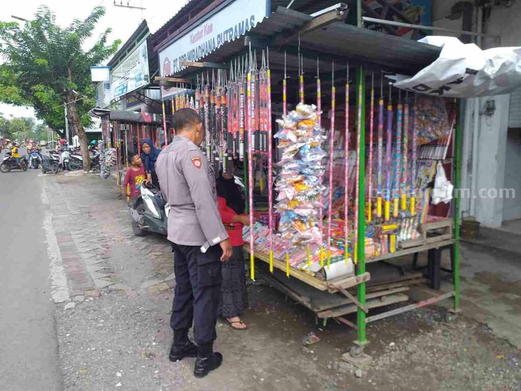 Polisi Gresik mendatangi dan menghimbau penjual kembang api di Pasar Balongpanggang agar tidak disalahgunakan