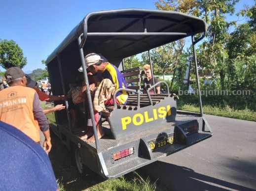 Jenazah korban tabrakan saat dievakuasi Polisi ke Puskesmas Parang, Rabu (05/03/2023).