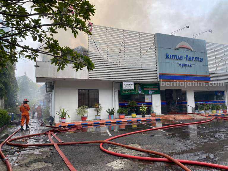Apotek Kimia Farma di Jalan Diponegoro terbakar, Rabu (05/04/2023) siang. (Foto/Anggadia)