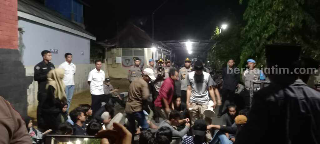 Massa berunjuk rasa ke Polres sumenep (foto : Temmy/ beritajatim.com)