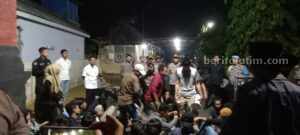 Aliansi Amanat Rakyat Bertahan ‘Kepung’ Mapolres Sumenep Massa berunjuk rasa ke Polres sumenep (foto : Temmy/ beritajatim.com)