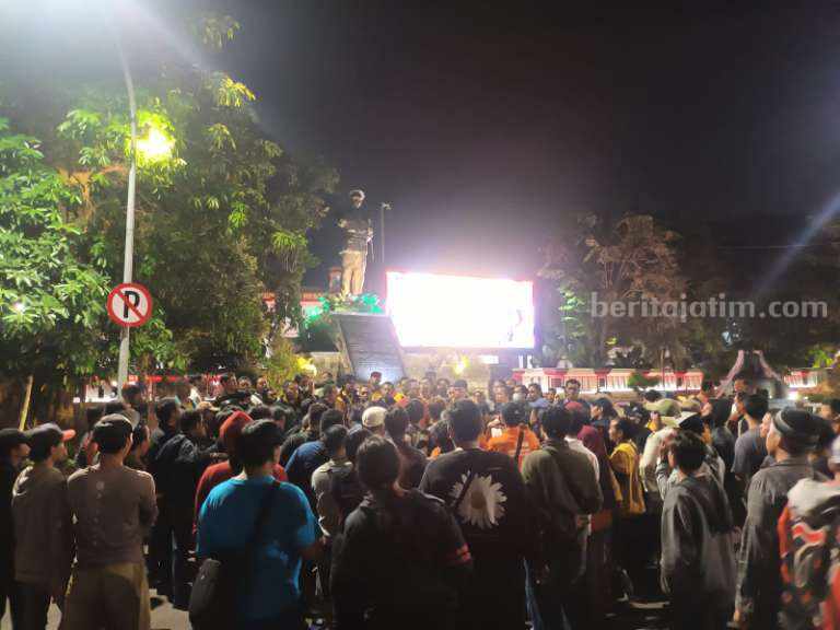 Polrestabes Surabaya Digeruduk Ratusan Buruh Malam-Malam Ratusan buruh yang mengepung pintu gerbang Polrestabes Surabaya, Rabu (05/04/2023) malam usai lima kawannya ditangkap karena berdemo di PT. Agel Langgeng. (Foto/ist)