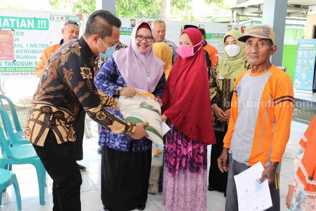 Wabup Gresik Aminatun Habibah (dua dari kiri) saat menyerahkan perdana bantuan beras kepada keluarga penerima manfaat (KPM)
