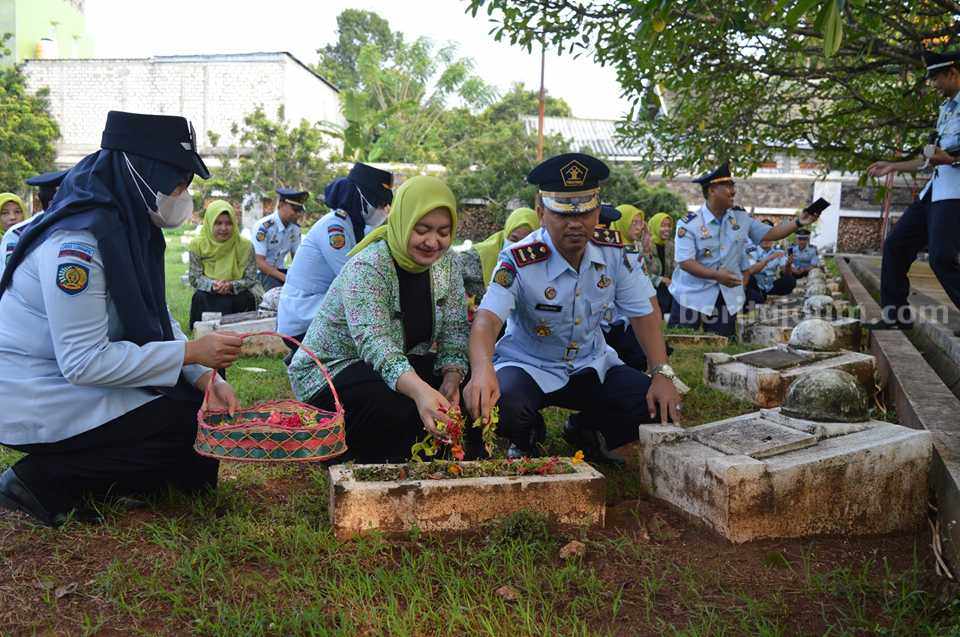 Kalapas Kelas IIB Tuban saat melakukan ziarah di Malam Pahlawan Tuban. [Foto : Diah Ayu/beritajatim.com]