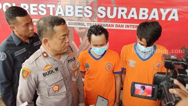 Kedua tersangka saat dirilis di Polsek Jambangan. (Foto/ist)