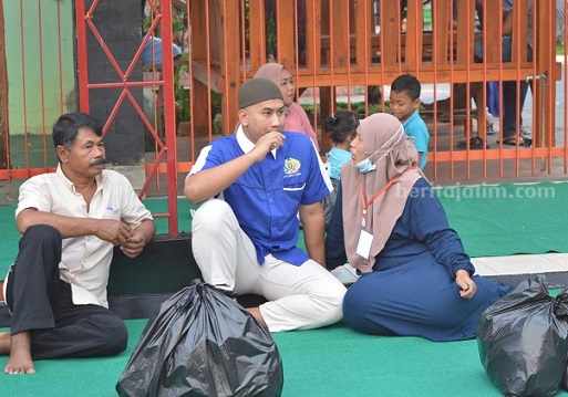 Salah satu napi saat buka puasa bersama kedua orangtuanya di Lapas Kelas IIB Tuban, Kamis (6/4/2023). [Foto : Diah Ayu/beritajatim.com]