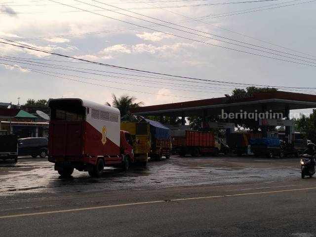Antrean truk yang diduga melangsir solar di SPBU Maospati, Magetan, Jawa Timur, Kamis (6/4/2023)