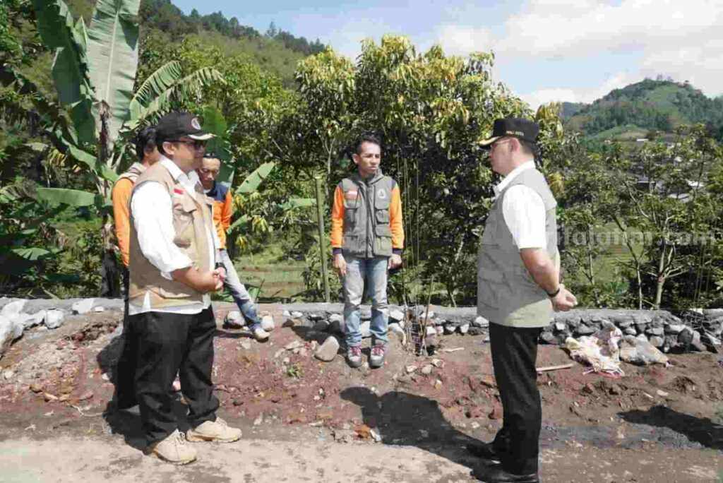 Pj. Wali Kota Batu, Aries Agung Paewai, bersama tim BPBD kota Batu saat melakukan peninjauan progress penanganan bencana (Foto: Humas Pemkot Batu)