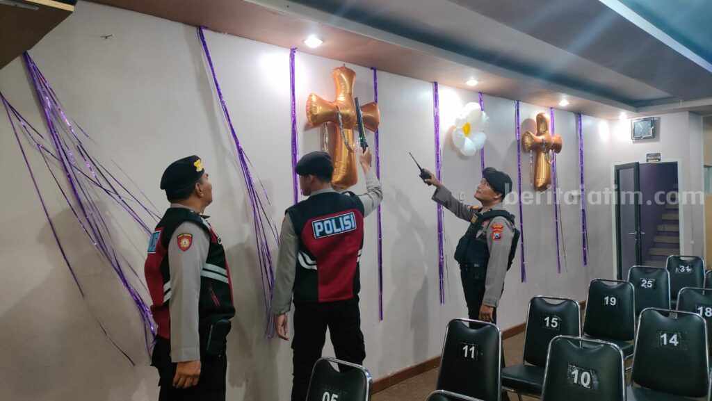 Paskah di Gresik, Polisi Sterilisasi Gereja Aparat kepolisian melakukan sterilisasi di Gereja Santa Maria Perawan Gresik.
