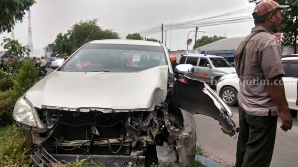 Kijang Innova yang menabrak PJU di Jalan Pemuda, Desa Ngrame, Kecamatan Pungging, Kabupaten Mojokerto. [Foto : ist]
