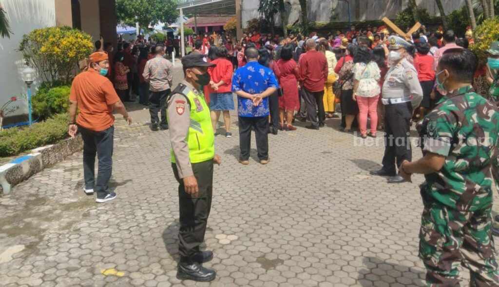 Ratusan personel bertugas melakukan penjagaan pada gereja saat ibadah Paskah di Kabupaten Malang, Jumat (7/4/2023).