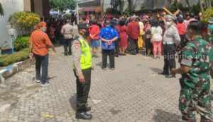 Ratusan personel bertugas melakukan penjagaan pada gereja saat ibadah Paskah di Kabupaten Malang, Jumat (7/4/2023).