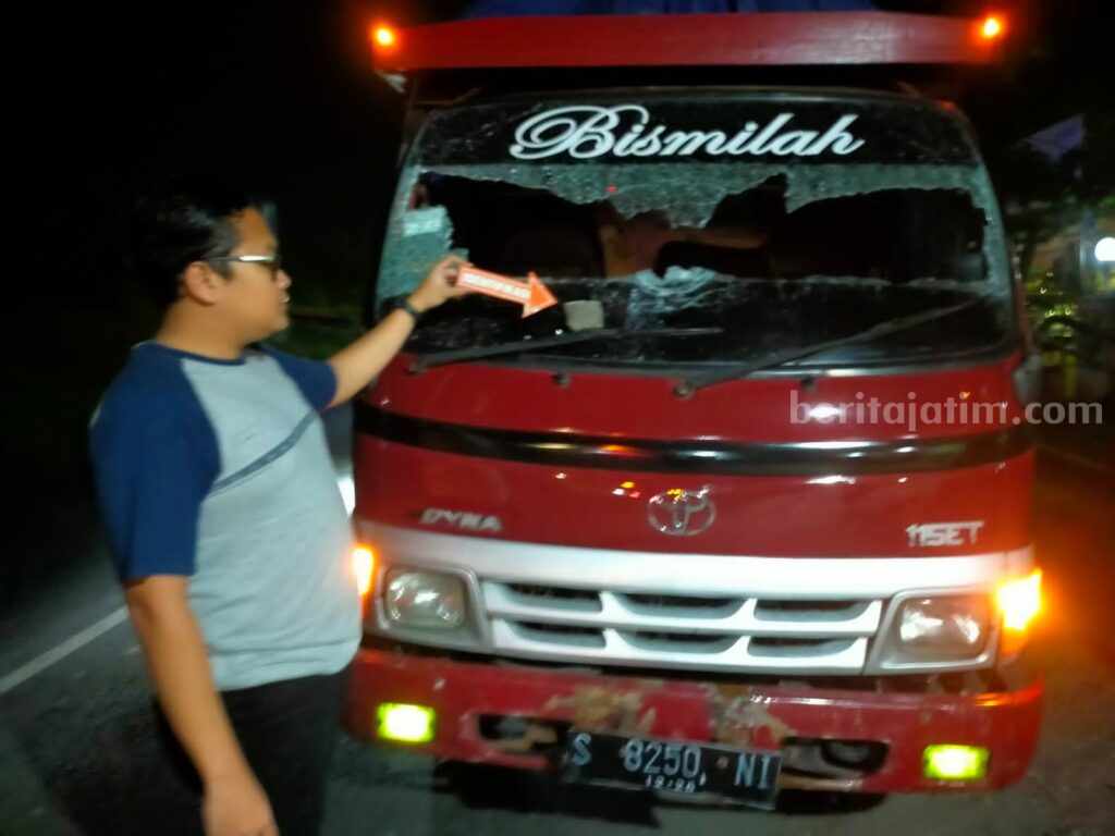 Petugas melakukan olah TKP di Desa Ngares Kidul, Kecamatan Gedeg, Kabupaten Mojokerto. [Foto : ist]