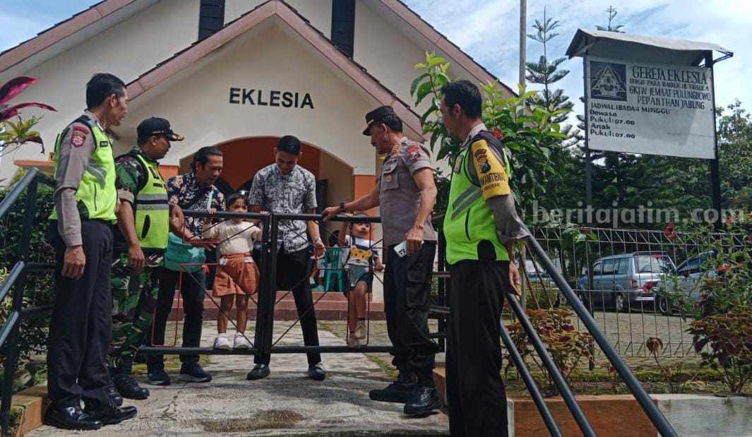 Ratusan personel bertugas melakukan penjagaan pada gereja saat ibadah Paskah di Kabupaten Malang, Jumat (7/4/2023).