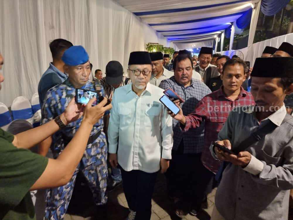 Zulhas Ungkap Rencana Koalisi Kebangsaan yang Libatkan KIB, KKIR, dan PDIP Ketum PAN Zulkifli Hasan saat diwawancarai media di Rumah PAN Jatim