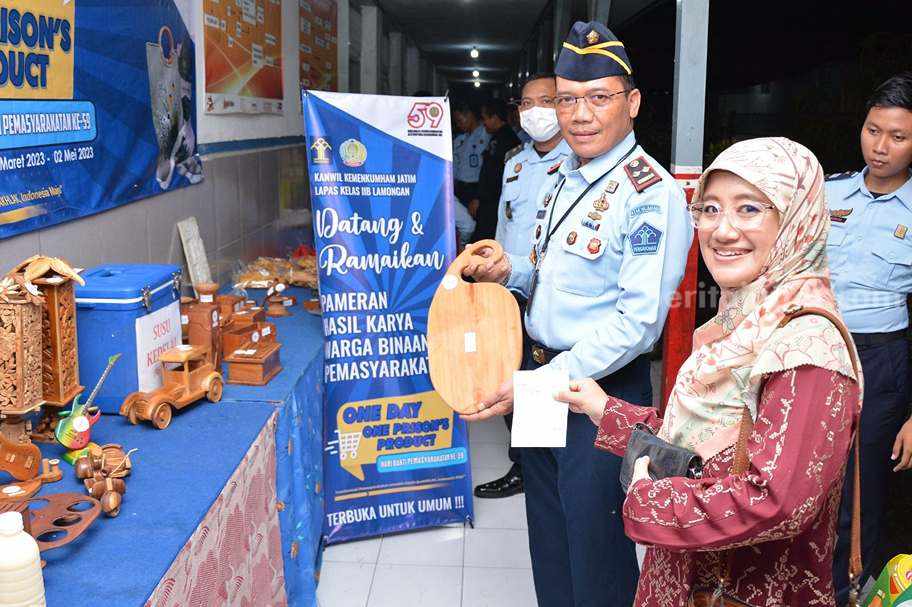 Kegiatan Bazar One Day One Prison Product, yang digelar Lapas Lamongan dalam mempromosikan karya WBP (Foto: Dok. Lapas Lamongan for beritajatim.com).