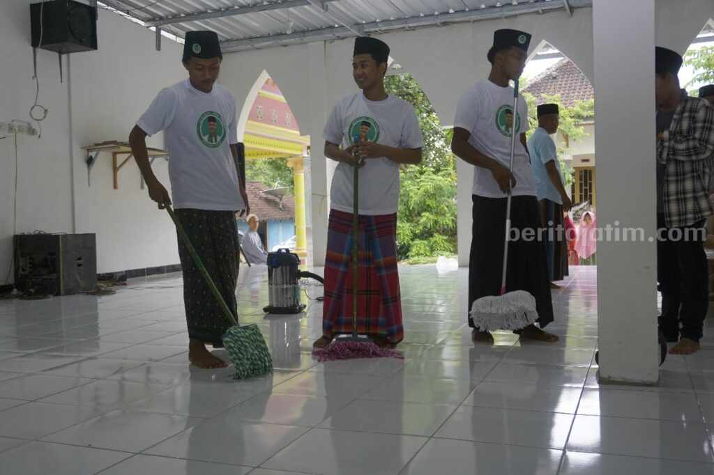 Kegiatan Bersih-bersih Musala dari Kiai Muda Jatim