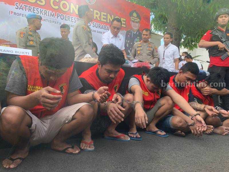 Kelima tersangka saat dirilis di Polrestabes Surabaya. (Foto/ist)
