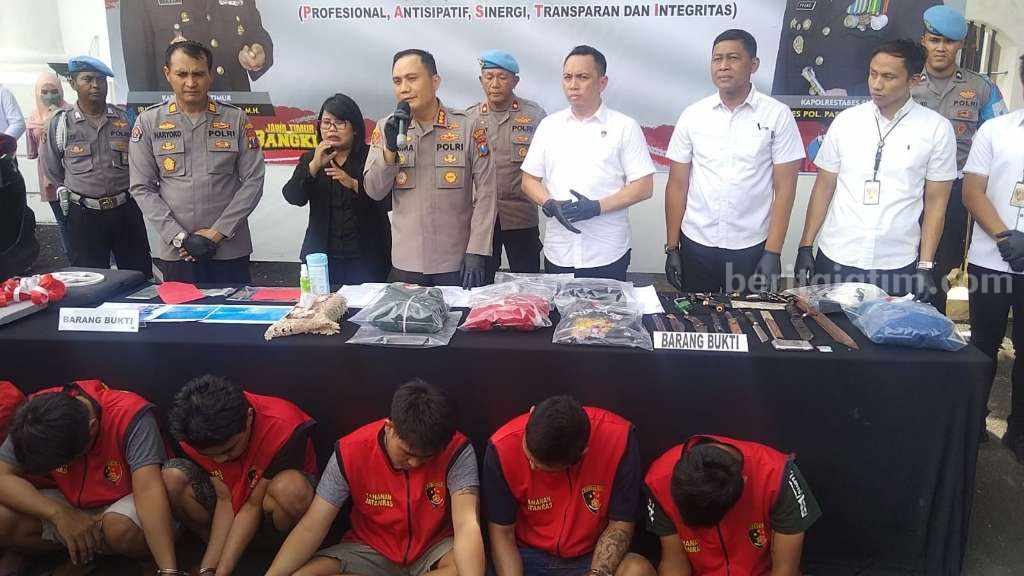 Curi Mobil Istri, Warga Surabaya Dijebloskan Penjara Kapolrestabes Surabaya, Kombes Pol Pasma Royce saat rilis di Polrestabes Surabaya, Senin (10/04/2023). (Foto/humas Polrestabes Surabaya)