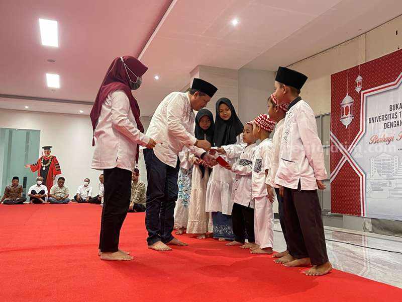 Rektor Untag Surabaya Prof Mulyanto Nugroho memberikan santunan kepada anak yatim