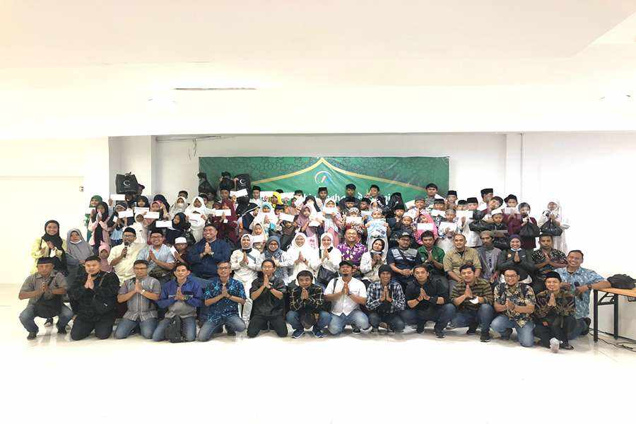 Jurnalis Pokja Grahadi Ajak 75 Anak Yatim Belanja Baju Lebaran Anak Yatim Bahagia saat Belanja Baju Lebaran di Salah Satu Mall di Surabaya
