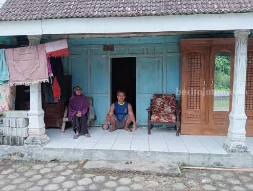 Begini Nasib Pemilik Rumah Akibat Kebakaran Langsir BBM di Magetan Di rumah kosong ini Tukiran dan istri beserta 3 cucunya tinggal pasca rumahnya terbakar.