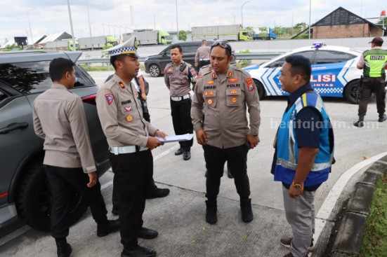 Kapolres Ngawi AKBP Dwiasi Wiyatputera bersama jajaran saat mengecek jalur tol Ngawi, Selasa (11/04/2023)