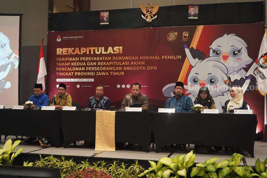 Ini 15 Bacalon DPD yang Lolos Rekapitulasi Akhir Tingkat Jatim Ketua KPU Jatim Choirul Anam beserta komisioner lainnya