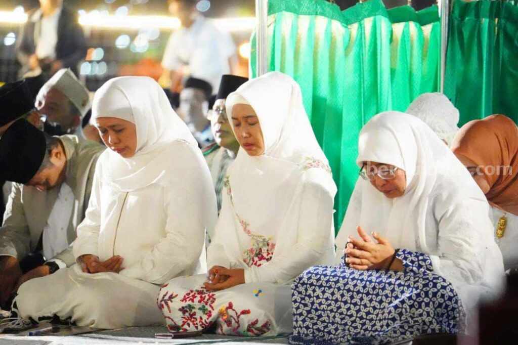 Gubenur Jawa Timur, Khofifah Indar Parawansa dan Wali Kota Mojokerto Ika Puspitasari saat bermunajat dan doa bersama di atas KRI Surabaya 591. [Foto : ist]