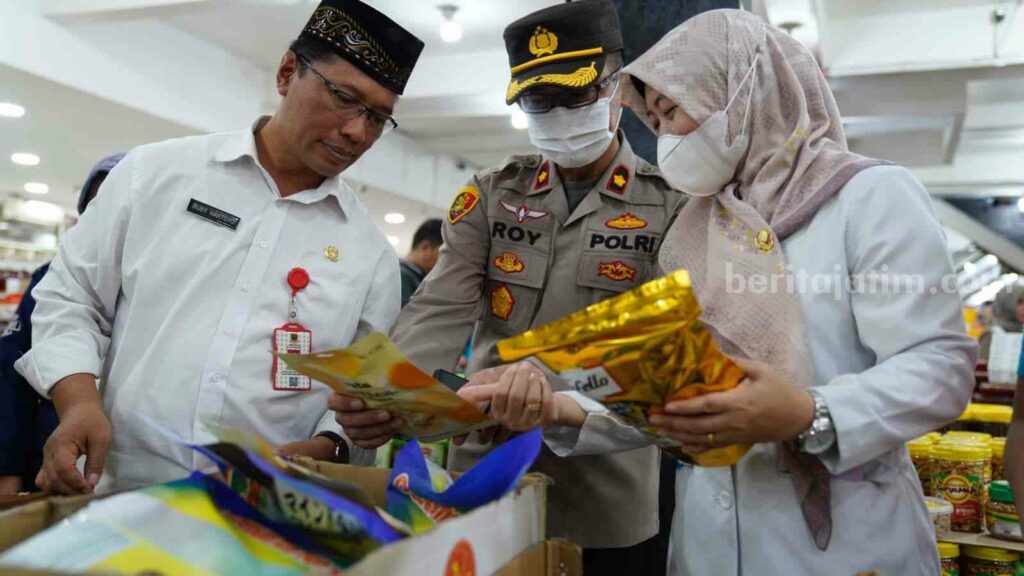 Petugas gabungan melakukan pengecekan mamin. [Foto : ist]