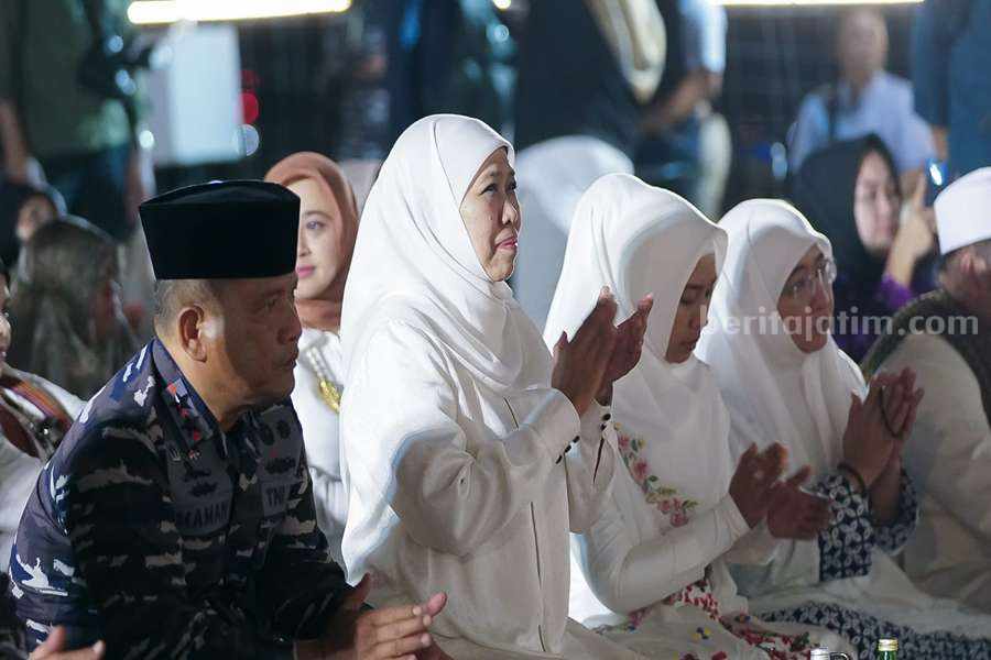 Qiyamul Lail Sembari Berlayar, Khofifah: Mengejar Lailatul Qadar Qiyamul lail di di atas Kapal Republik Indonesia (KRI) Surabaya 591, Rabu (12/4/2023) dini hari.
